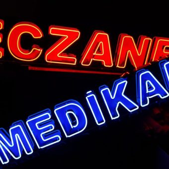 Eczane medikal neon ışıklı tabela