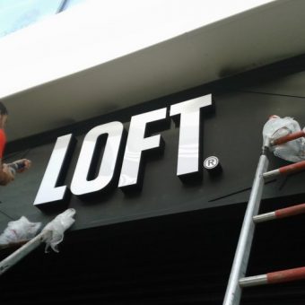 Loft giyim mağaza ışıklı tabela